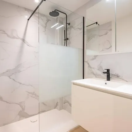 New Flat On A Top-level Location For 6 Lägenhet